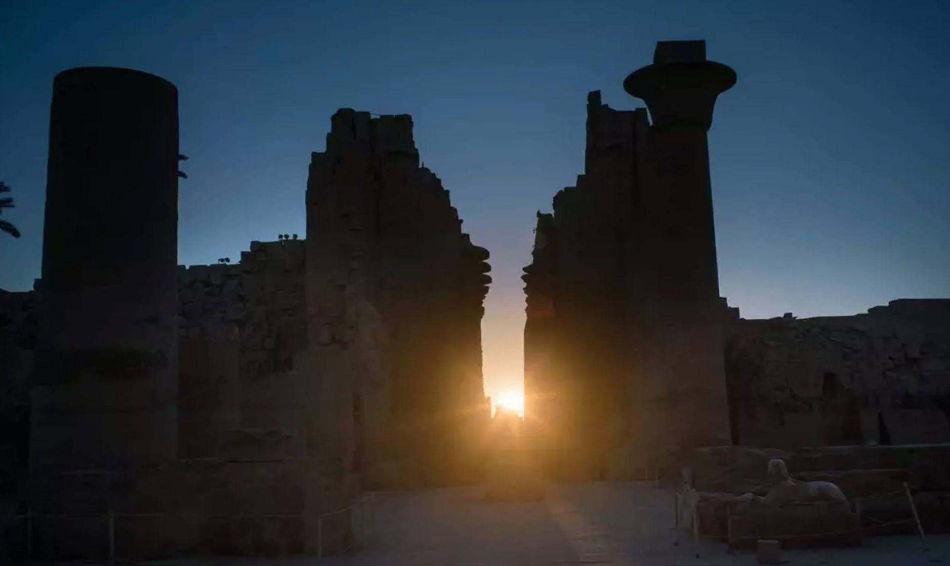 В Карнакский храм проникли солнечные лучи